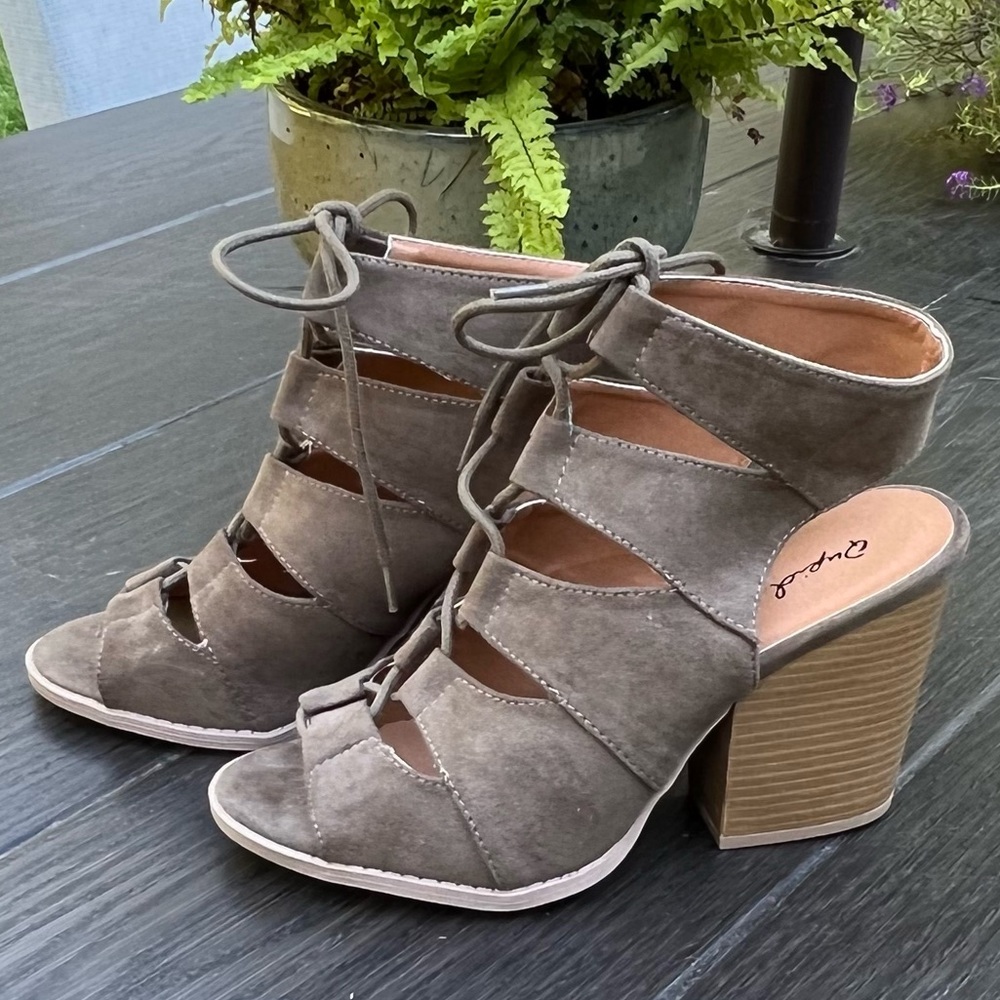 Qupid beautiful tan lace up healed shoe